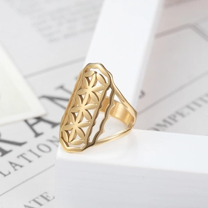 Bague minimaliste en acier titane doré avec motif floral géométrique rectangulaire évidé