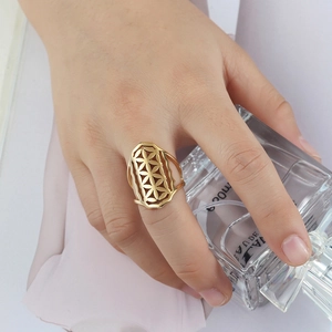 Bague large en acier inoxydable doré avec motif floral géométrique ajouré pour femme