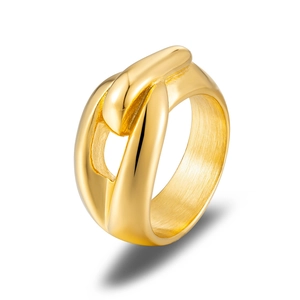 Detail van de 18k vergulde ring met in elkaar grijpend gespontwerp en geborstelde textuur