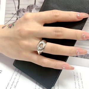 Detailopname van een zilveren schakelring aan de hand met modern minimalistisch design