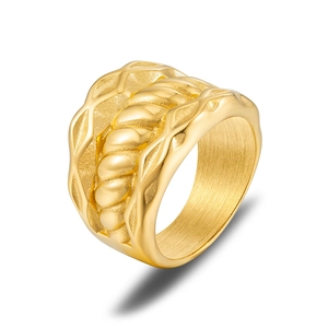 Dettaglio macro dell'anello a foglia placcato oro 18k con motivo a rilievo a spirale