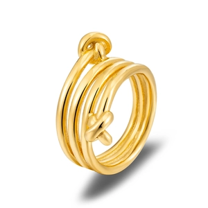 Dettaglio di un anello a triplo strato placcato oro 18k con design a doppio nodo