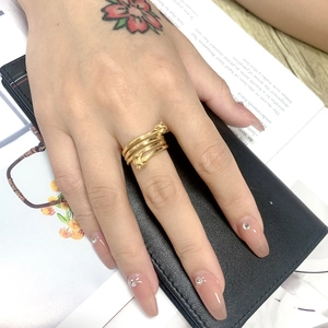 Dettaglio anello a foglia placcato oro 18k con texture a corda intrecciata e finitura lucida