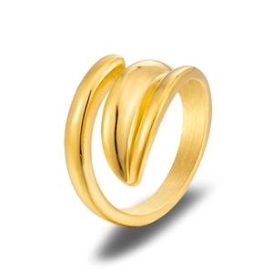 Dettaglio dell'anello a foglia in acciaio inossidabile placcato oro 18k lucido