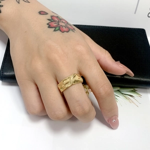 Dettaglio dell'anello in acciaio inossidabile placcato oro 18k con trama martellata