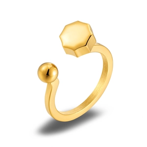 Dettaglio anello placcato oro 18k con sfera lucida e forma geometrica ottagonale