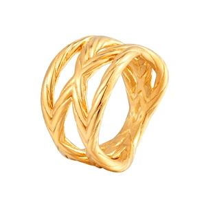 Dettaglio anello largo a trama dorata con design a linee geometriche intrecciate