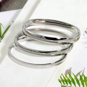 Tre bracciali rigidi in acciaio inossidabile argento lucido con chiusura a cerniera su base