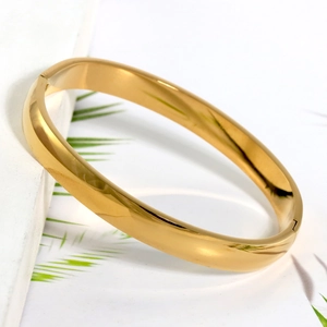 Vista dettagliata del bracciale in acciaio dorato con cerniera invisibile e finitura lucida