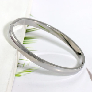Dettaglio del bracciale ovale in acciaio inossidabile lucido con apertura a cerniera laterale