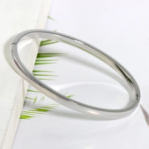 Dettaglio del bracciale ovale in acciaio inossidabile argento con cerniera nascosta