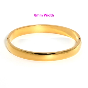 Dettaglio del bracciale in acciaio inossidabile dorato da 8mm con superficie lucida