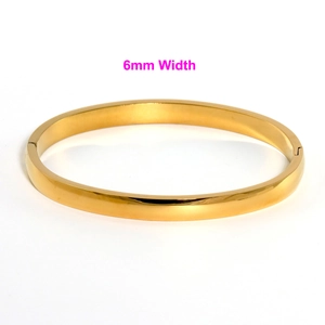 Dettaglio del bracciale rigido in acciaio dorato lucido da 6mm con chiusura a cerniera