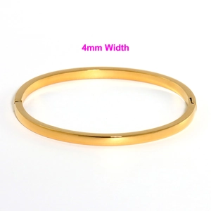 Dettaglio del bracciale rigido dorato da 4mm con chiusura a cerniera e finitura lucida