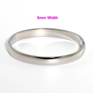 Vista dettagliata di un bracciale in acciaio inossidabile lucido argento da 8mm