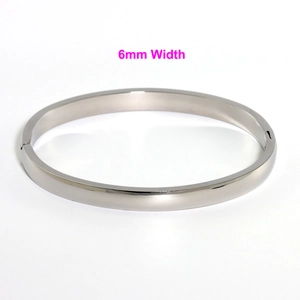 Dettaglio del bracciale in acciaio inossidabile argento lucido da 6 mm con chiusura