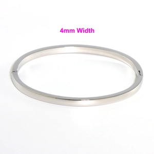 Dettaglio che mostra la larghezza di 4 mm e la finitura lucida del bracciale rigido