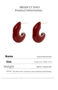 Détail des boucles d'oreilles C rouge foncé en émail avec tiges en argent S925 doré