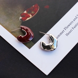 Boucles d'oreilles C géométriques en émail rouge foncé et argent poli moderne