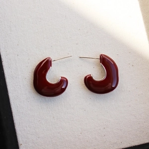 Boucles d'oreilles clous en émail rouge foncé géométrique avec une finition argentée polie