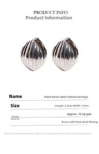 Vue détaillée des boucles d'oreilles texturées avec dimensions et matériau