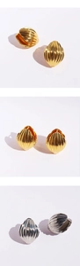 Gros plan de boucles d'oreilles en métal doré et argenté avec texture de coquillage