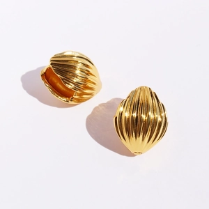 Boucles d'oreilles coquillage dorées avec texture de graine et finition métallique