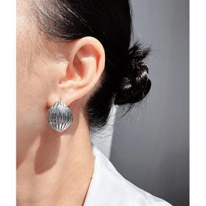 Boucles d'oreilles argentées texturées semi-ovales avec des plis verticaux brillants