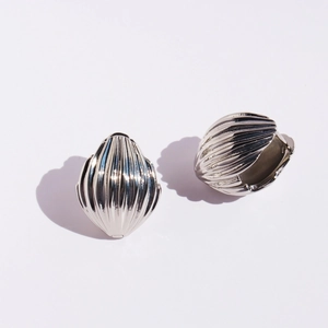 Boucles d'oreilles argentées à texture coquillage et motif de graines nervurées