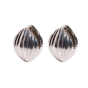 Boucles d'oreilles créoles argentées avec texture coquillage et design nervuré vertical