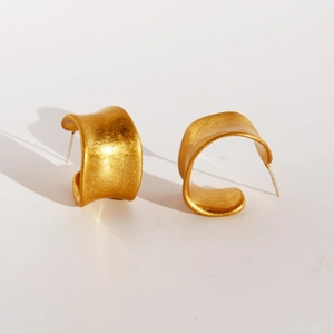 Vintage gouden C-vormige brede golf oorbellen met een minimalistisch onregelmatig ontwerp