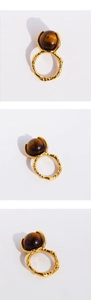 Vues détaillées d'une bague vintage dorée texturée avec une pierre œil de tigre naturelle