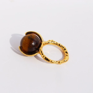 Retro-Ring in Goldoptik mit Hammerschlag-Textur und kugelförmigem Tigerauge-Stein