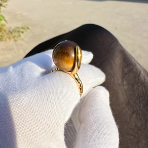 Vintage-Goldring mit kugelförmigem Tigerauge-Stein und strukturierter Ringschiene
