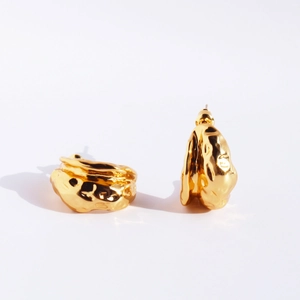 Minimalistische goldene C-Ohrringe mit gehämmerter Textur und Vintage-Metall-Finish
