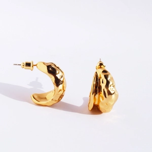 Retro goldene C-Form Ohrringe mit Hammerschlag-Textur und elegantem geometrischem Schatten