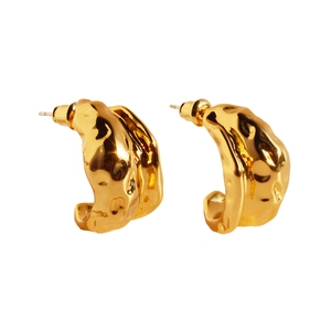 Handgefertigte goldene C-Ohrringe mit Hammerschlag-Textur und Spiegelglanz-Effekt