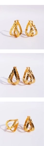 Détail en trois vues de boucles d'oreilles triangles dorées à texture de lave irrégulière