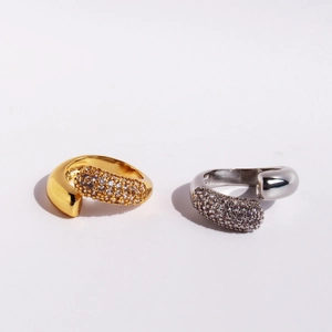 Luxuriöse offene Ringe in Gold und Silber mit Zirkonia-Besatz im stapelbaren Design