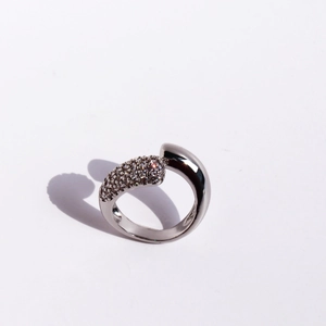 Eleganter silberner offener Ring mit Zirkonia-Besatz und polierter minimalistischer Ringschiene