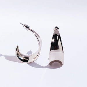 Boucles d'oreilles créoles argentées en forme de C avec finition miroir brillante et épurée
