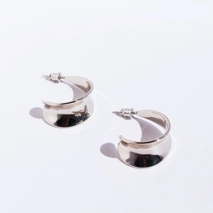 Boucles d'oreilles clous larges argentées en forme de C avec finition miroir et design vague