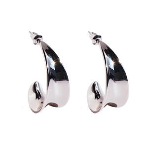 Boucles d'oreilles créoles C argentées polies avec un large design goutte minimaliste