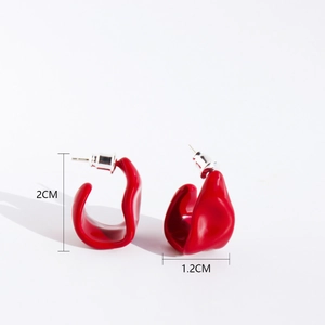 Orecchini geometrici in smalto rosso fatti a mano con perni in argento lucido