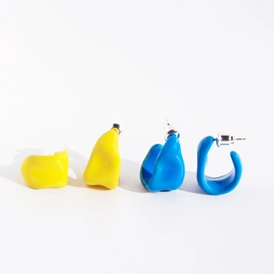 Orecchini geometrici in smalto fatti a mano in colori giallo e blu vivaci