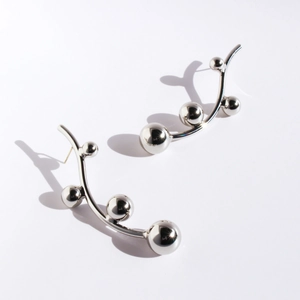 Minimalistische silberne Zweig-Ohrringe mit polierten Metallkugeln in modernem Design
