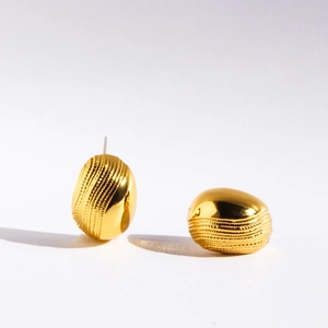Minimalistische Wellen-Ohrstecker in Goldoptik mit halbgerippter Textur