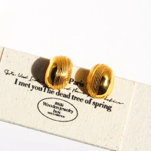 Vintage Goldene ovale Ohrringe mit gestreiften und glatten Oberflächen im Kontrast