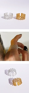 Dettaglio di anelli regolabili a maglia traforata lucida in finitura oro e argento
