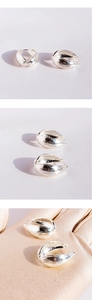 Détails de boucles d'oreilles en forme de feuille argentée avec texture métallique organique
